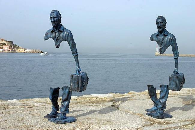 Bruno Catalano „utazók" című szobrai.