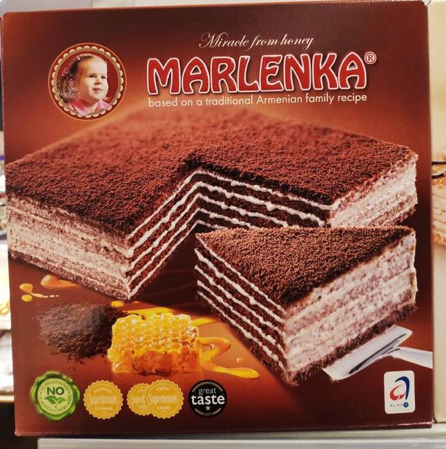 Négyzet alakú rész hiányzik, a tortakanálon mégis háromszög alakú szelet látható.
