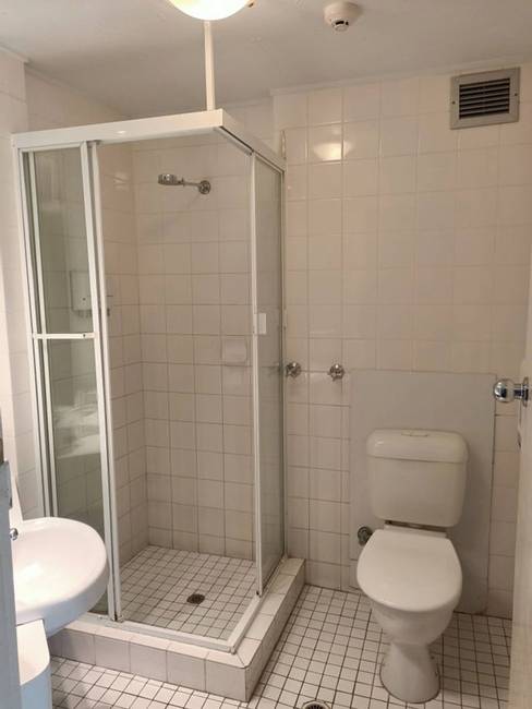 „A motelben, ahol megszálltam, a zuhany tekerőgombjai a kabinon kívül vannak."
