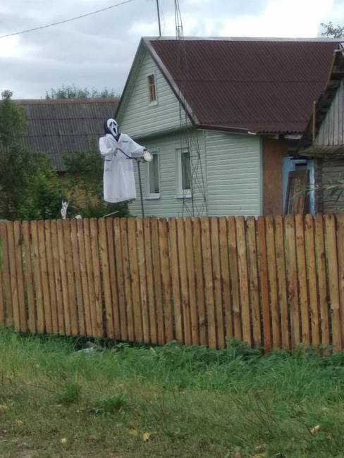 „Ma lementem édesapámhoz, falura, és az egyik háznál ezt láttam a kertben. Kicsit megijedtem."
