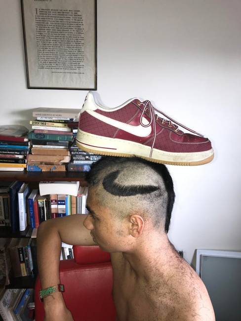 Ez a fickó nagyon szereti a Nike-ot.