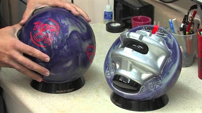 Egy bowling golyó belseje.