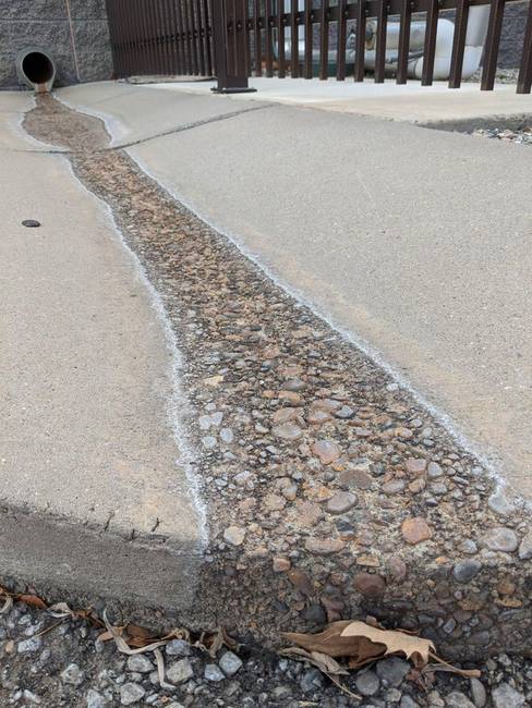 Az idő során a csatornából folyó víz teljesen lemosta a beton felső rétegét.