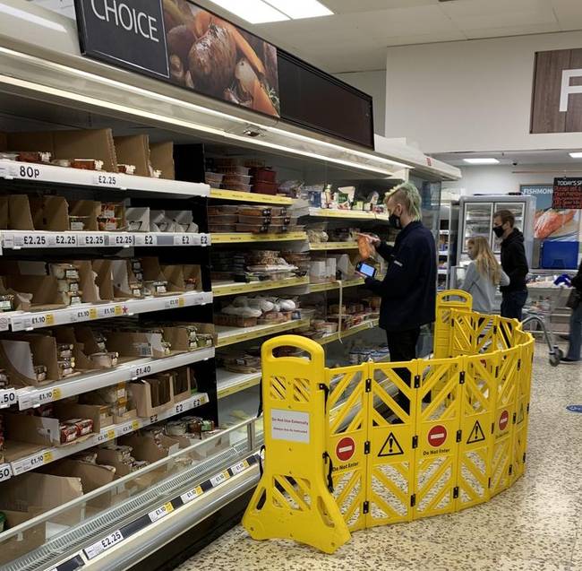 A brit üzletek nagyon óvják az emberektől az árufeltöltő munkatársaikat.