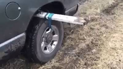 Nincs olyan, hogy elakadt autó, csak tudni kell, hogyan szabadítsuk ki a sárból.