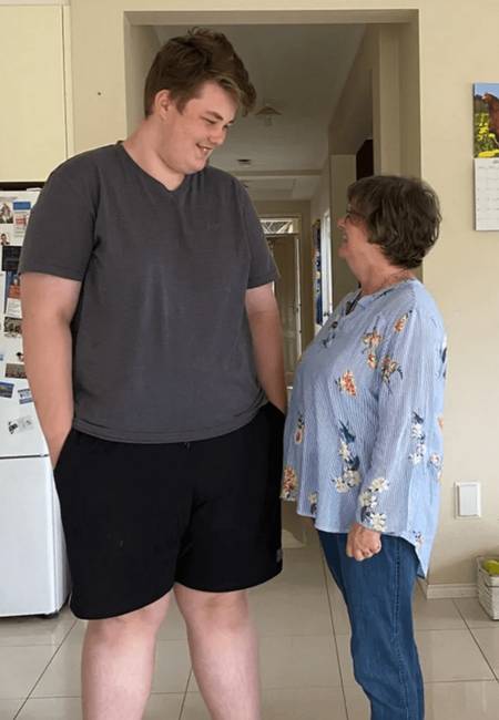 „190 cm magas vagyok és így nézek ki az óvónőm mellett."
