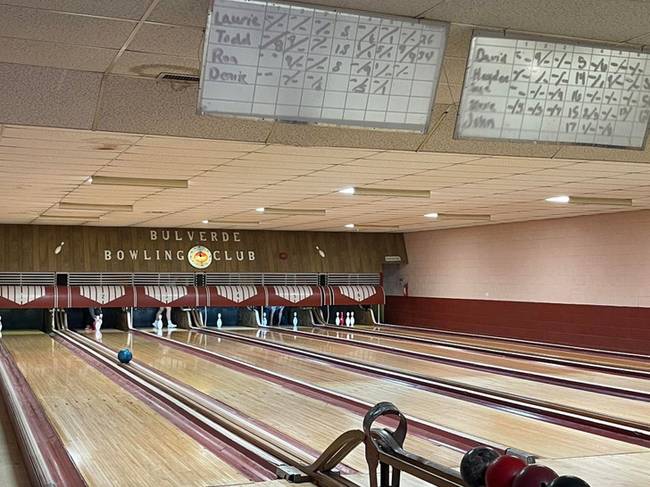 Ezen a bowlingpályán még mindig régi módszerrel rögzítik az eredményt: az emberek egy lapra írják össze, amit írásvetítő gép vetít fel a pálya fölé.