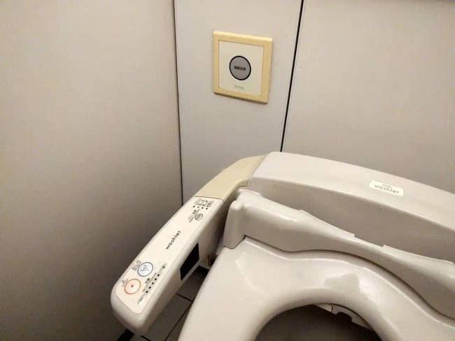Japán nyilvános mosdó 015