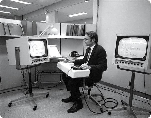 Az első számítógépes egeret még 1968-ban készítették az Egyesült Államokban. A képen William English, a számítógépes egér egyik fejlesztőmérnöke látható.