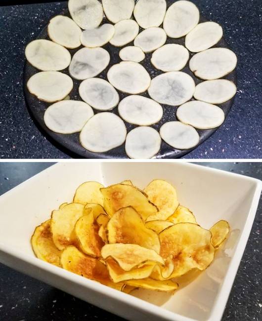Ahhoz, hogy chipset készíts a mikróban, vágd fel a lehető legvékonyabbra a burgonyát, szórd meg olajjal és tengeri sóval, majd tedd be 3-4 percre a mikróba. Ezután fordítsd meg őket, és tedd be további 2-3 percre.