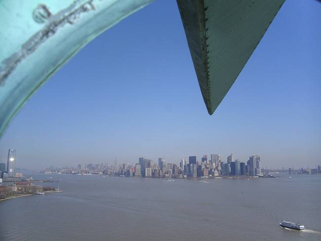 Kilátás New York-ra a Szabadság-szobor fejéből.