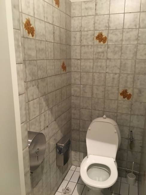 Valaki elég meggondolatlanul választotta ki ennek a WC-nek a csempéjét.