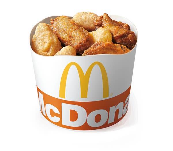 Hol kapható vajon ez a hatalmas vödör csirkeszárny és McNuggets keverék?