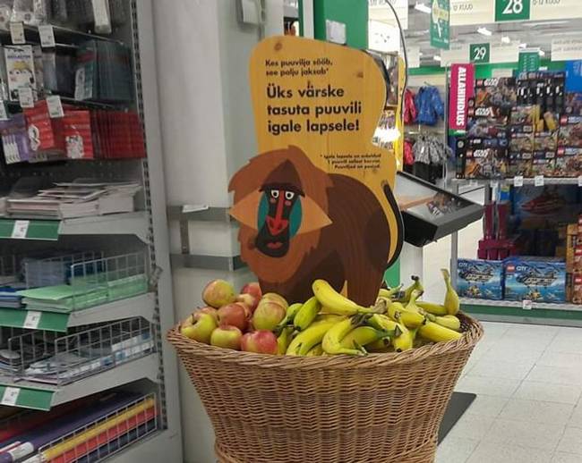 Ebben az észtországi szupermarketben ingyen gyümölcsökkel várják a gyerekeket.