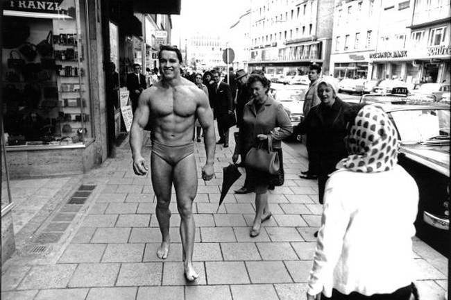 Az alsógatyában sétáló Arnold Schwarzenegger 1969-ben, Münchenben. Arnold így próbálta reklámozni az edzőtermet, ahova járt.