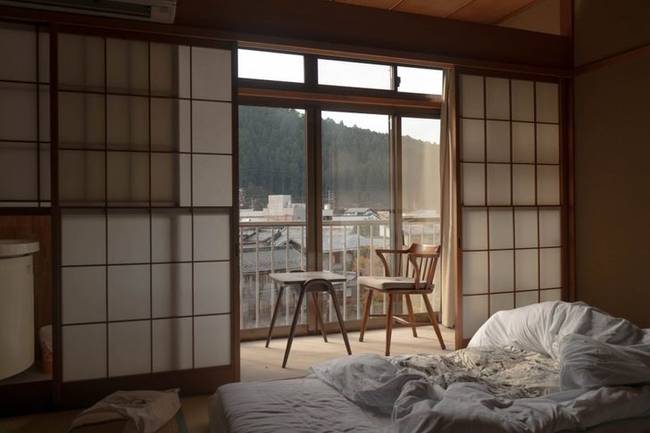 „Hagyományos japán szoba a folyó mellett. Gifu, Japán”