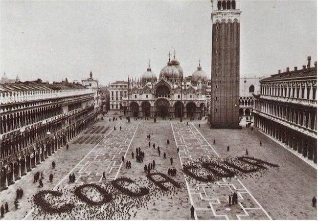 Coca Colás gerillamarketing 1960-ban, Velencében: a földre szórt madáreleséggel vették rá a galambokat arra, hogy hatalmas Coca Cola feliratot formáljanak a Szent Márk tér közepén.