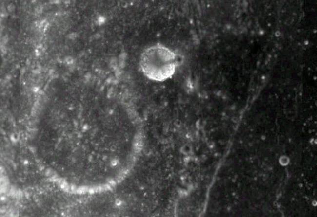 Az Apollo-13 felvétele. A torony a kráter fölé magasodik.