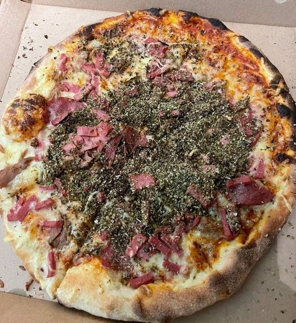 „Egy barátom pizzát rendelt és egy kis extra oregánót kért hozzá. Biztos ezt jelenti az "egy kis extra" náluk."