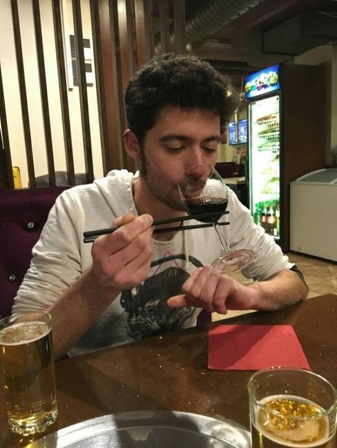 Amikor a lány az első randin azt mondja, hogy imádja a bort és a japán konyhát.