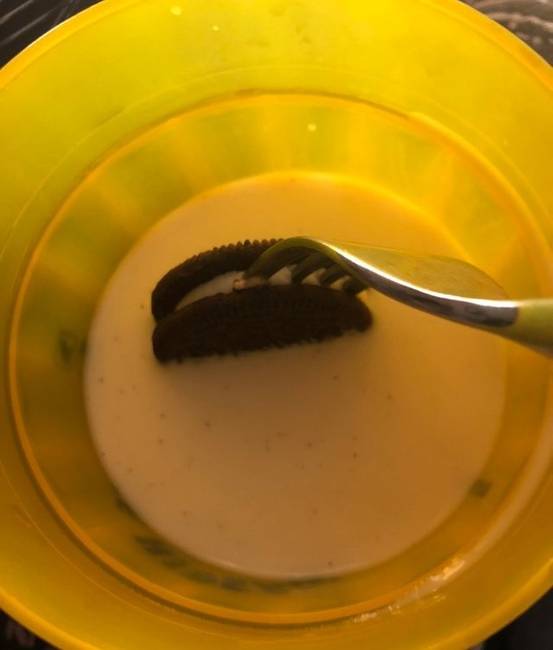 „A nagyapám azt tanította, hogy csak a vademberek mártogatják az Oreo süteményeket kézzel a tejbe."