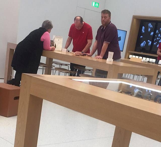 „A nő visszahozta az iPhone-ját, mert nem működik.