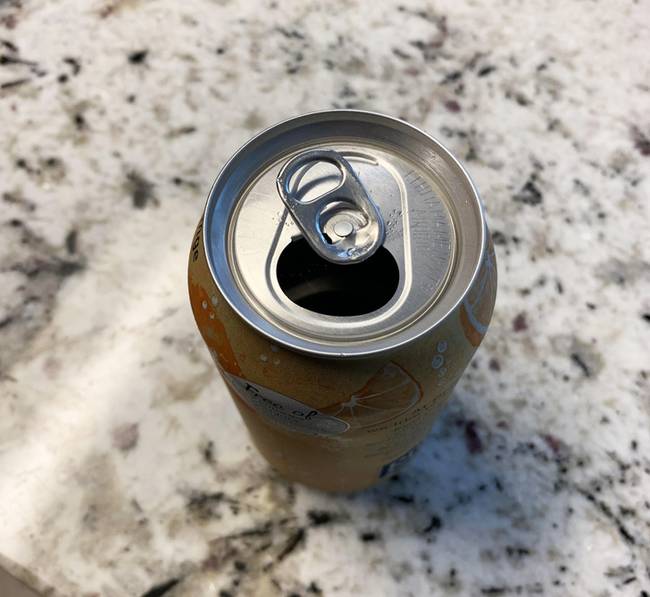 Ha egy baráti társaságban többen is ugyanolyan dobozos üdítőt fogyasztunk, a nyitófül bizonyos helyzetbe történő forgatásával könnyedén megkülönböztethetjük, hogy melyik-kié.