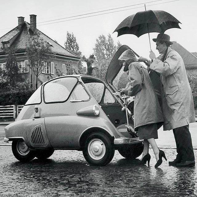 Egy BMW Isetta-ba beszálló fiatal pár az 50-es években.