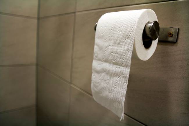 Minta a WC-papíron.