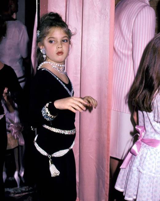 A fiatal Drew Barrymore egy divatbemutatón, 1983-ban.