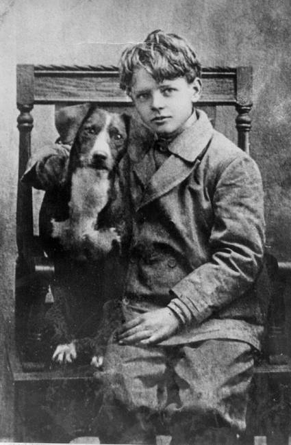 A híres pilóta, Charles Lindbergh (9 éves), és a kutyája, Dingo, 1911 körül.