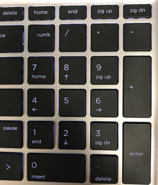 „A laptopom gombjai közötti hézag fekete-pont illúziót kelt."