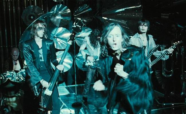 A Tűz Serlegében látható banda tagjait valójában híres zenészek játszották, köztük a Radiohead és a Pulp zenekar tagjai.