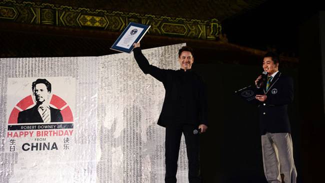 Robert Downey Jr. egy nem mindennapi születésnapi kártyát kapott Kínából. A kártyát 5339 kínai rajongója írta alá, mellyel Robert Downey Jr. a Guinness-rekordok könyvébe is bekerült.
