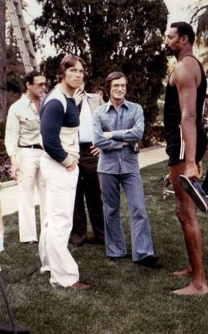 Arnold Schwarzenegger, Hugh Heffner és a kosárlabdázó Wilt Chamberlain a 70-es években.