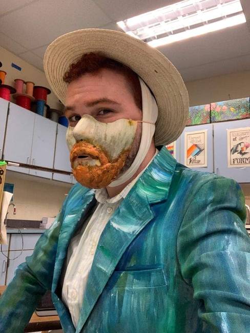 „A haverom rajztanár, és ilyen szájmaszkot festett magának a halloweeni jelmezéhez."