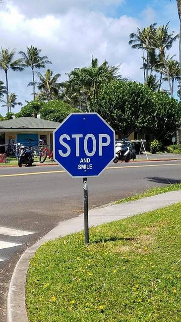 Hawaiion kék színűek a STOP táblák.