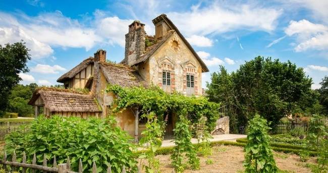 A Queen's Hamlet egy Mária Antónia francia királyné által épített hamis falu volt, működő gazdasággal és hamis falusiakkal a Versailles-i kastély hátsó udvarán. Azért építették, hogy a királyné "parasztnak" tettethesse magát, amikor csak kedve tartja.