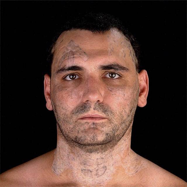 Ő segített találni egy plasztikai sebészt, aki hajlandó volt eltávolítani a férfi arcáról a tetoválásokat.