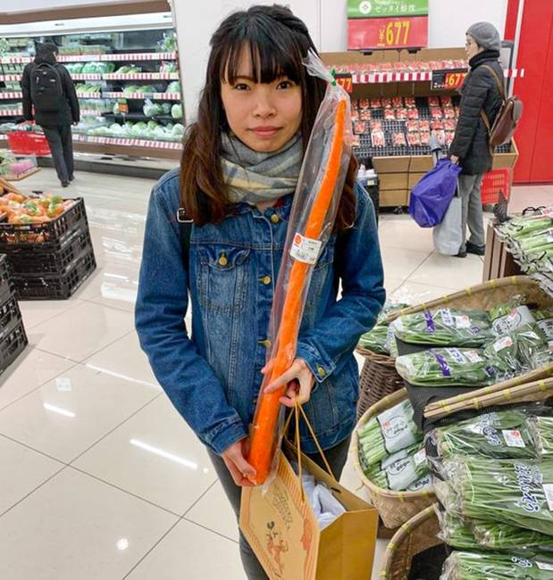 Extrém hosszú sárgarépa egy japán szupermarketben.