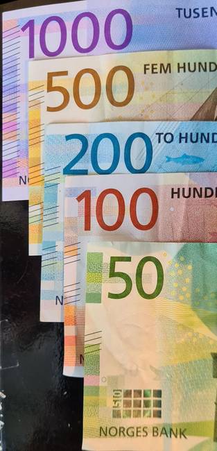 Norvégiában a bankjegyeken barázdák vannak, hogy a látássérültek könnyebben meg tudják különböztetni őket.
