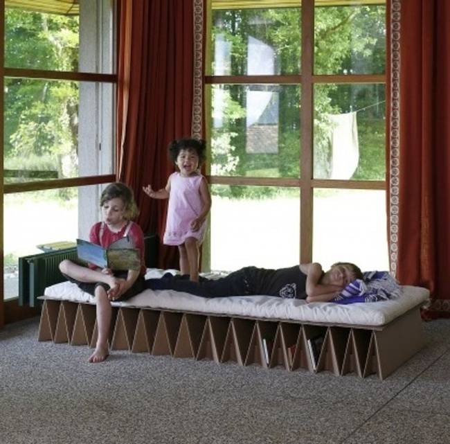 Egy ilyen összecsukható kartonpapír ággyal bármikor fogadhatsz vendégeket.