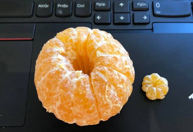 Kis mandarin egy nagy mandarin belsejében.