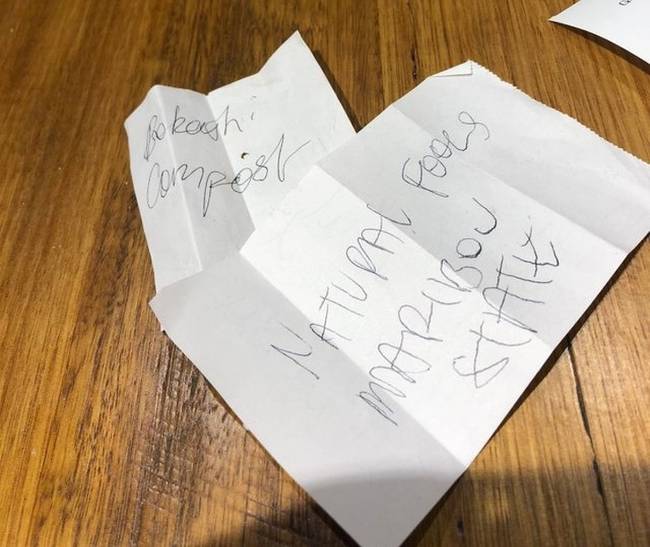 „Amikor a vőlegényem olyan dalt hallgat, ami szerinte nekem is tetszene, felírja egy papírra, hogy amikor hazaérek, meghallgathassam."