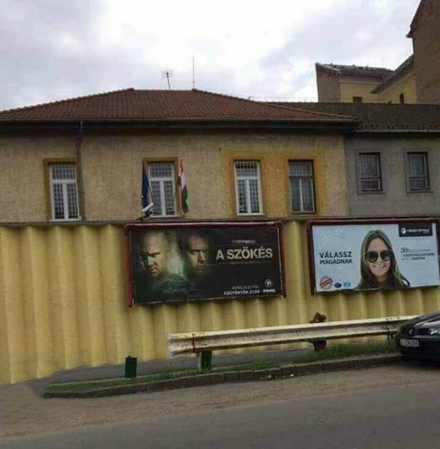 Plakát a miskolci börtön oldalán.