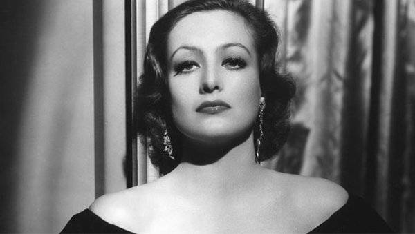 Joan Crawford színésznő ügynöke azt tanácsolta neki, hogy ha 25 éves kora után is a filmiparban akar dolgozni, akkor műtéti úton emeltesse ki az arccsontjait. A színésznőnek ezután eltávolították a hátsó fogait, hogy még hangsúlyosabbá tegyék az arccsontjait. A pletykák szerint Marlene Dietrich színésznő is hasonló beavatkozást végeztetett magán.