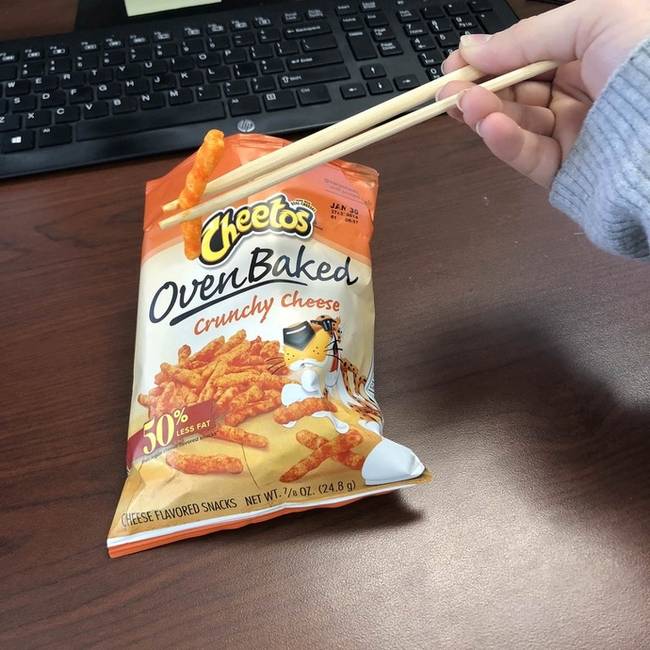 Hogyan együnk Cheetost úgy, hogy ne legyen tőle fűszeres a kezünk.