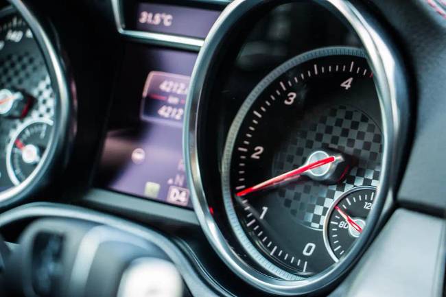 Meddig lehet alapjáraton járatni egy motort károsodás nélkül? Egy autószerelő válasza