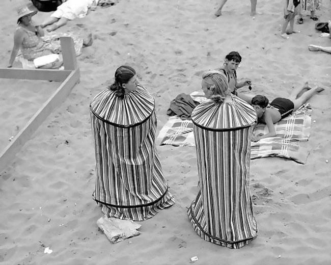 Rita Perchetti és Gloria Rossi új, hordozható öltözőket tesztelnek a Coney Island-i strandon, 1938-ban.