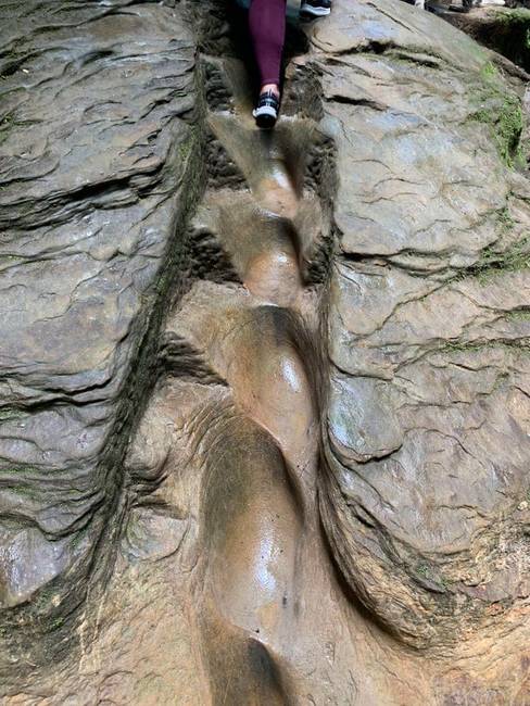 Kőbevájt lépcsők a törökországi Run State Parkban.
